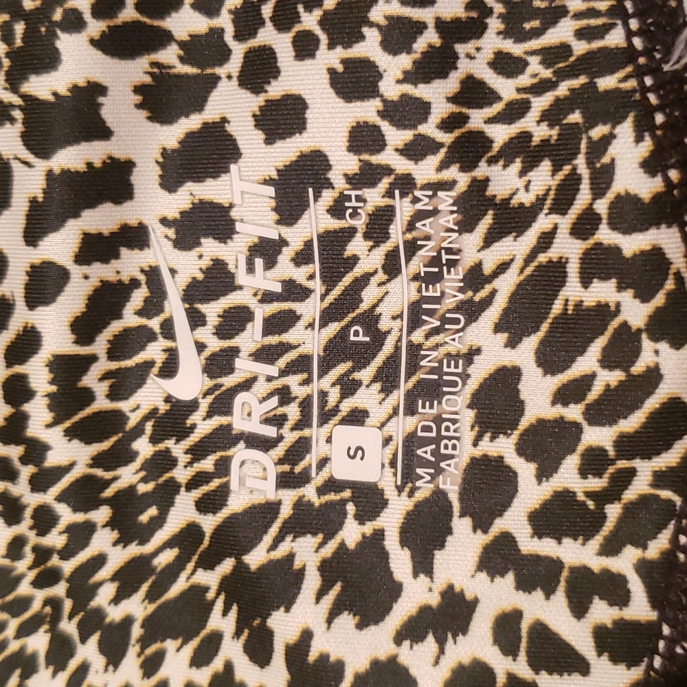 Nike Women's Animal Print Leggings. - Picture 3 of 12